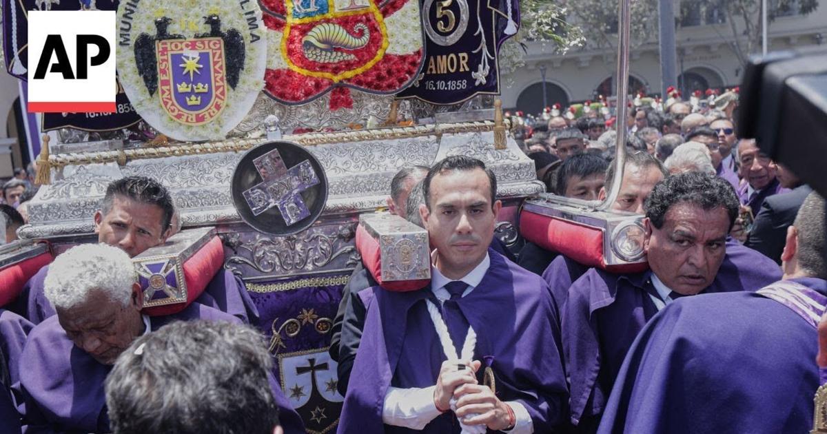 Peru’s president joins Lord of Miracles procession in Lima