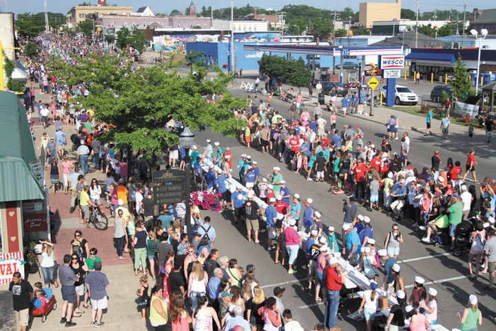 Ludington, House Of Flavors Break Guinness World Record For Longest Ice 