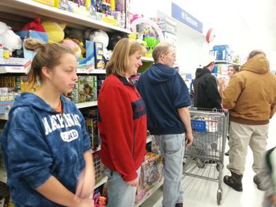 Shoppers Snatch Up Deals On Thanksgiving Night Black Friday News Shorelinemedia Net
