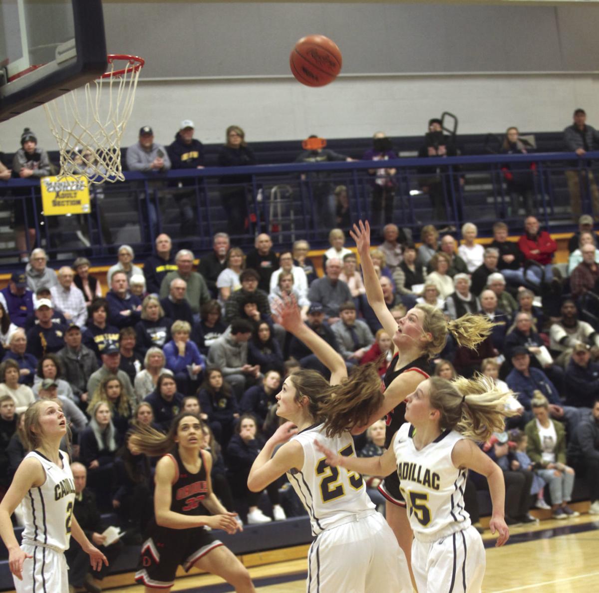 Cadillac Gets Past Ludington In Fourth To End Orioles Season Basketball Shorelinemedia Net