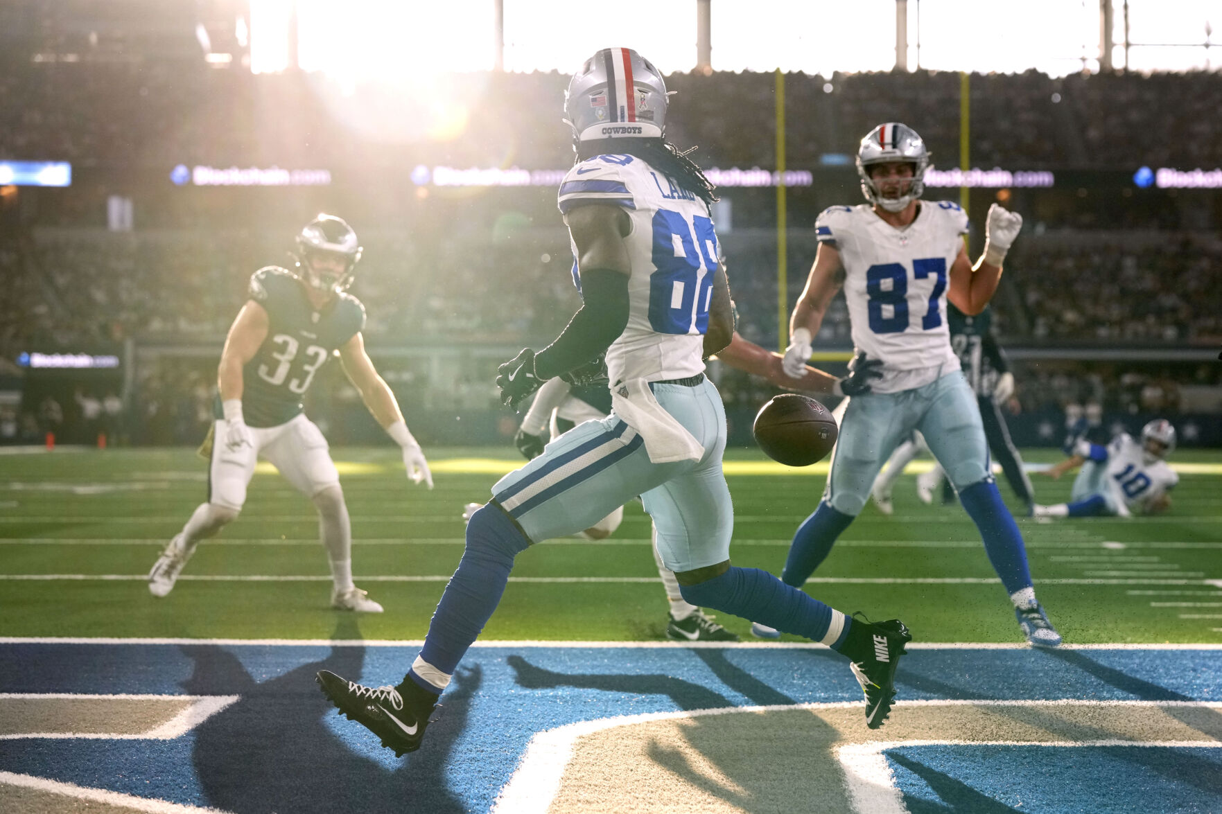 Cowboys WR CeeDee Lamb throws shade after losing ball in sun