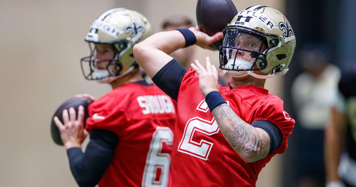 Run Throw Photos: The New Orleans Saints stretch, run, throw and block during ...