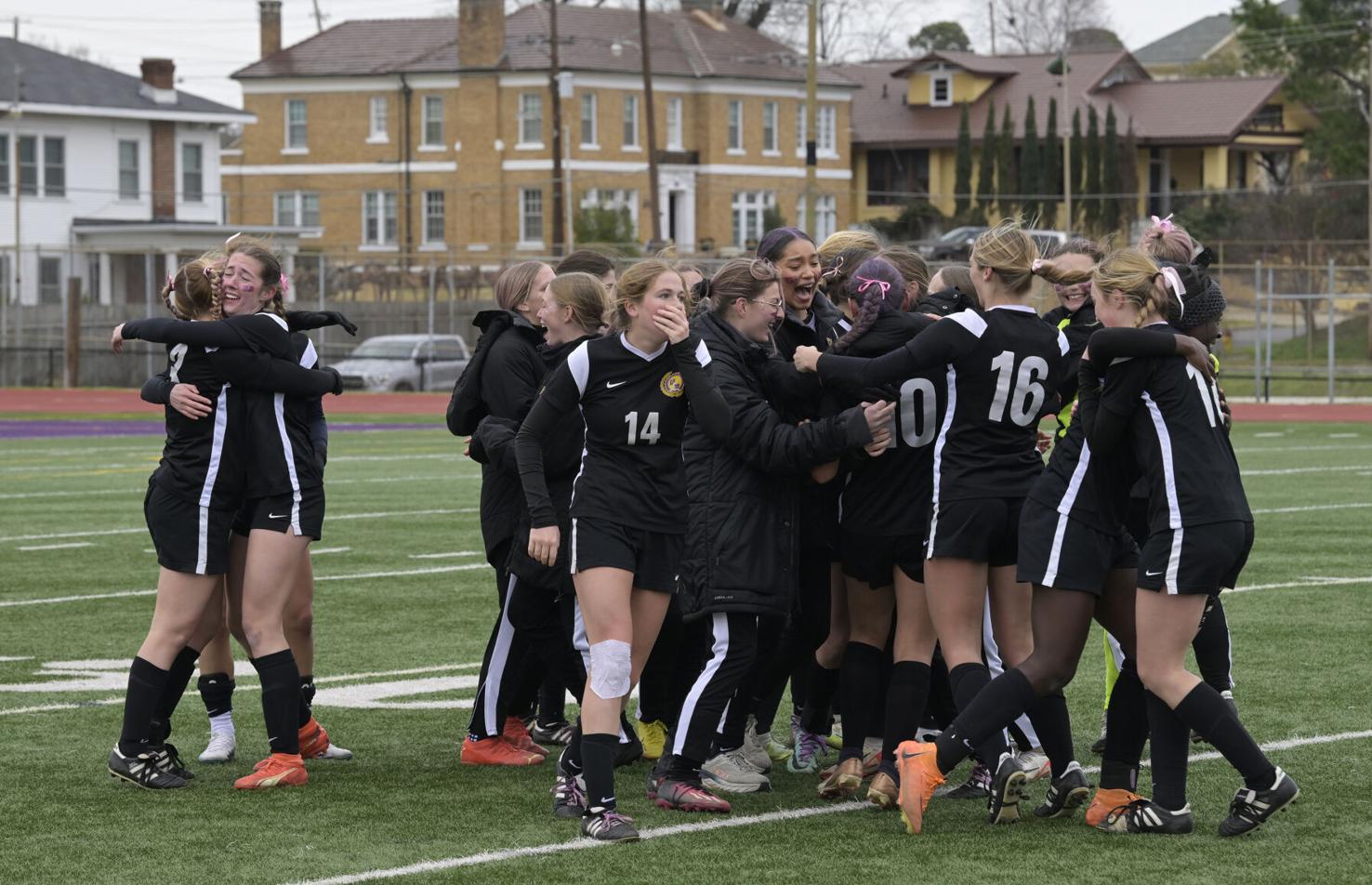 Late ‘rocket’ from Roraback lifts Byrd into state championship game ...