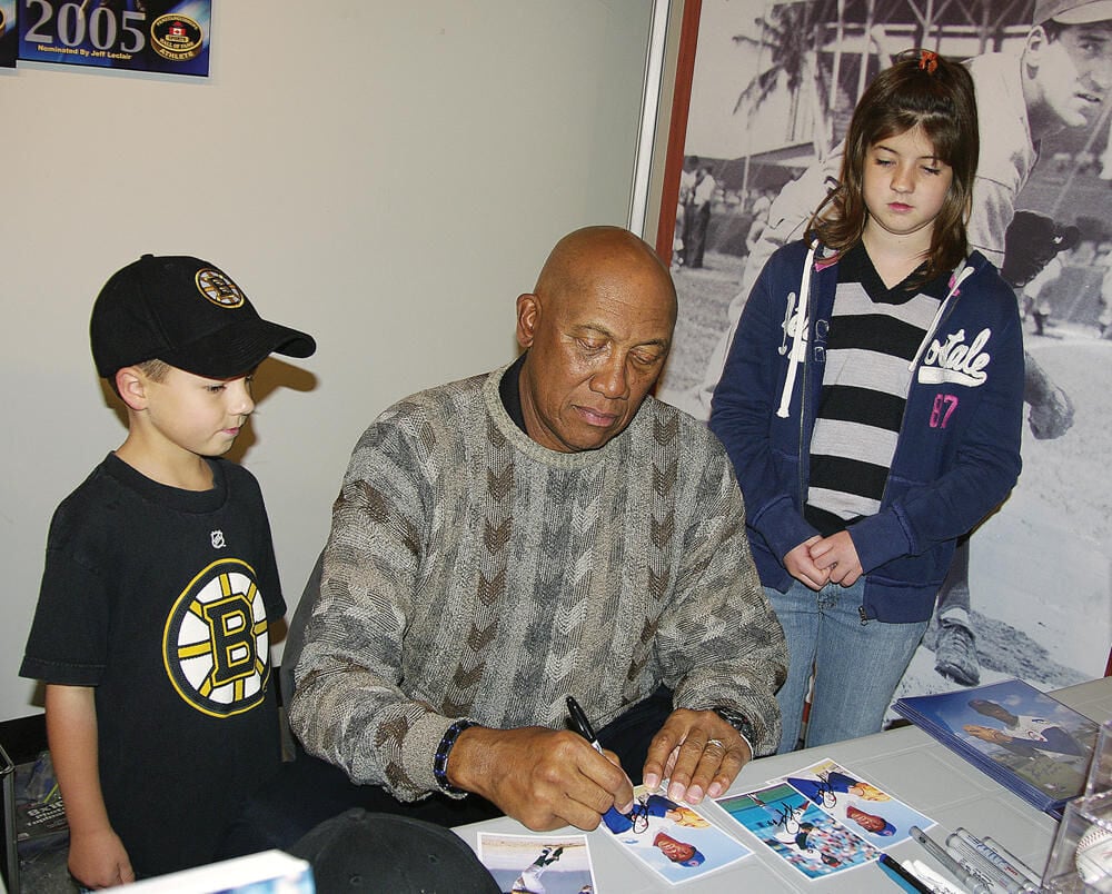 Hall of Famer Fergie Jenkins still gets a kick out of signing