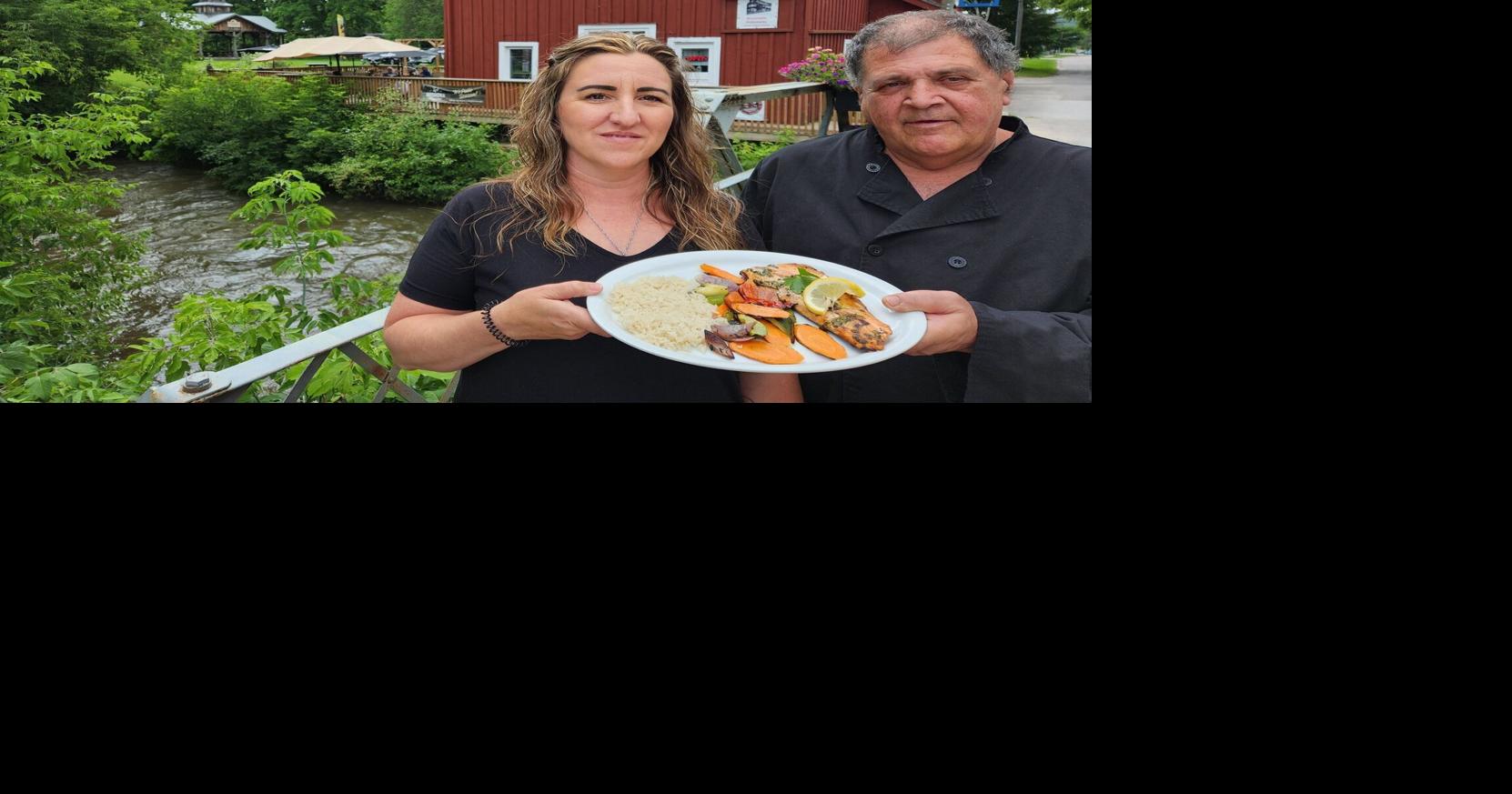 Riverside Hideaway: Casual dining on Coldwater River