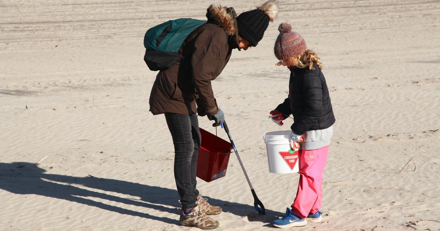 Four Wasaga Beach groups come together to keep beach clean - Vimarsana News