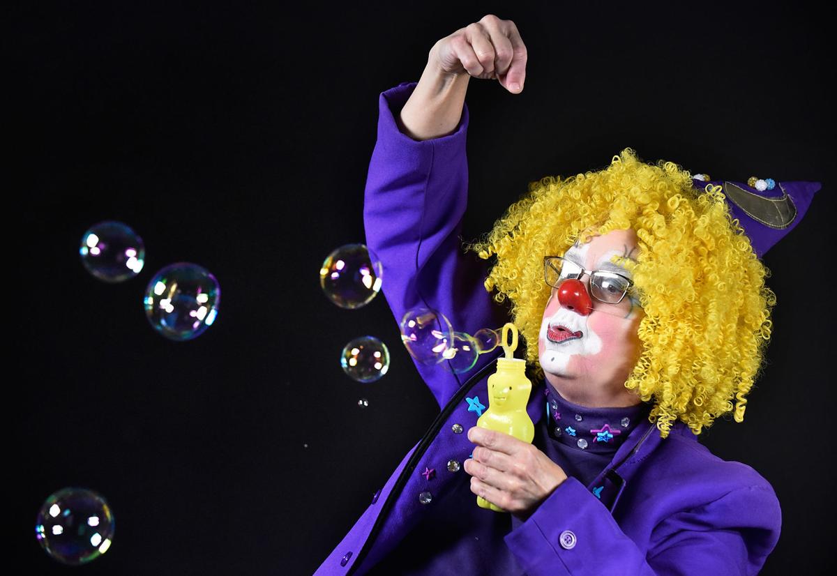Northwest Iowa clown's bubble blowing puts smiles on faces Local news