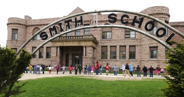 Students give Smith Elementary a goodbye hug | A1 | siouxcityjournal.com