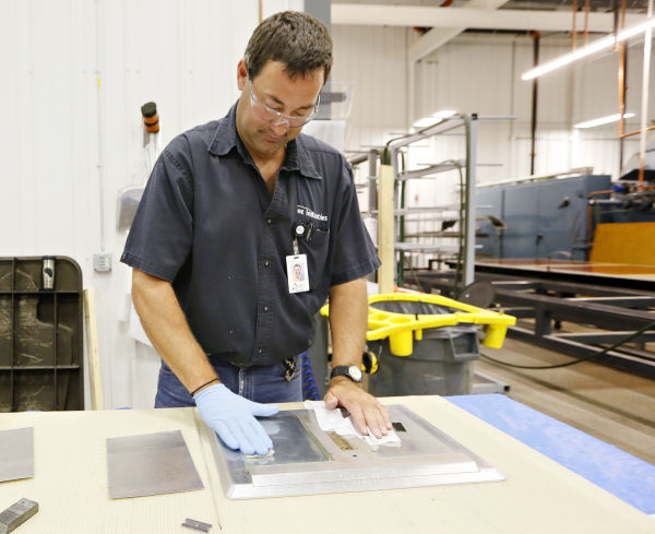 Branstad tours Quatro Composites