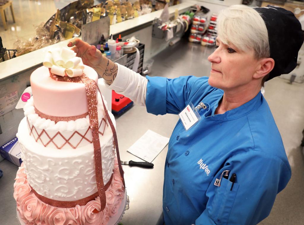 Sugar Arts Designer Cake Decorator Pushes Her Confectionery Skills Weekender Siouxcityjournal Com