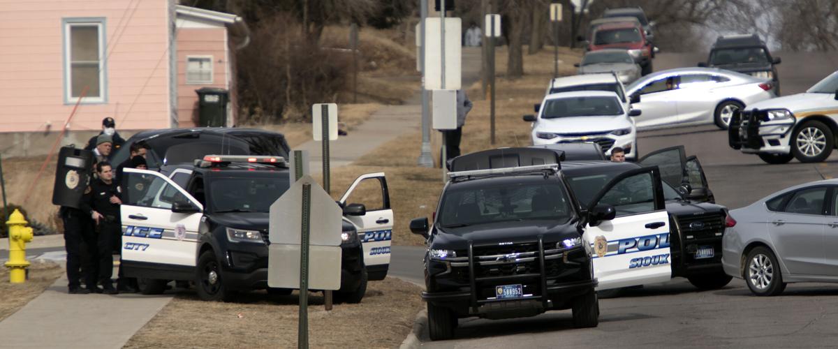 Man involved in Sioux City Police standoff faces two gun charges