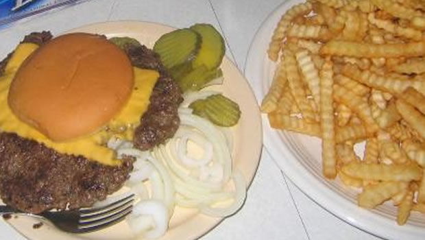 Bob's Bar - Cheeseburger and Fries