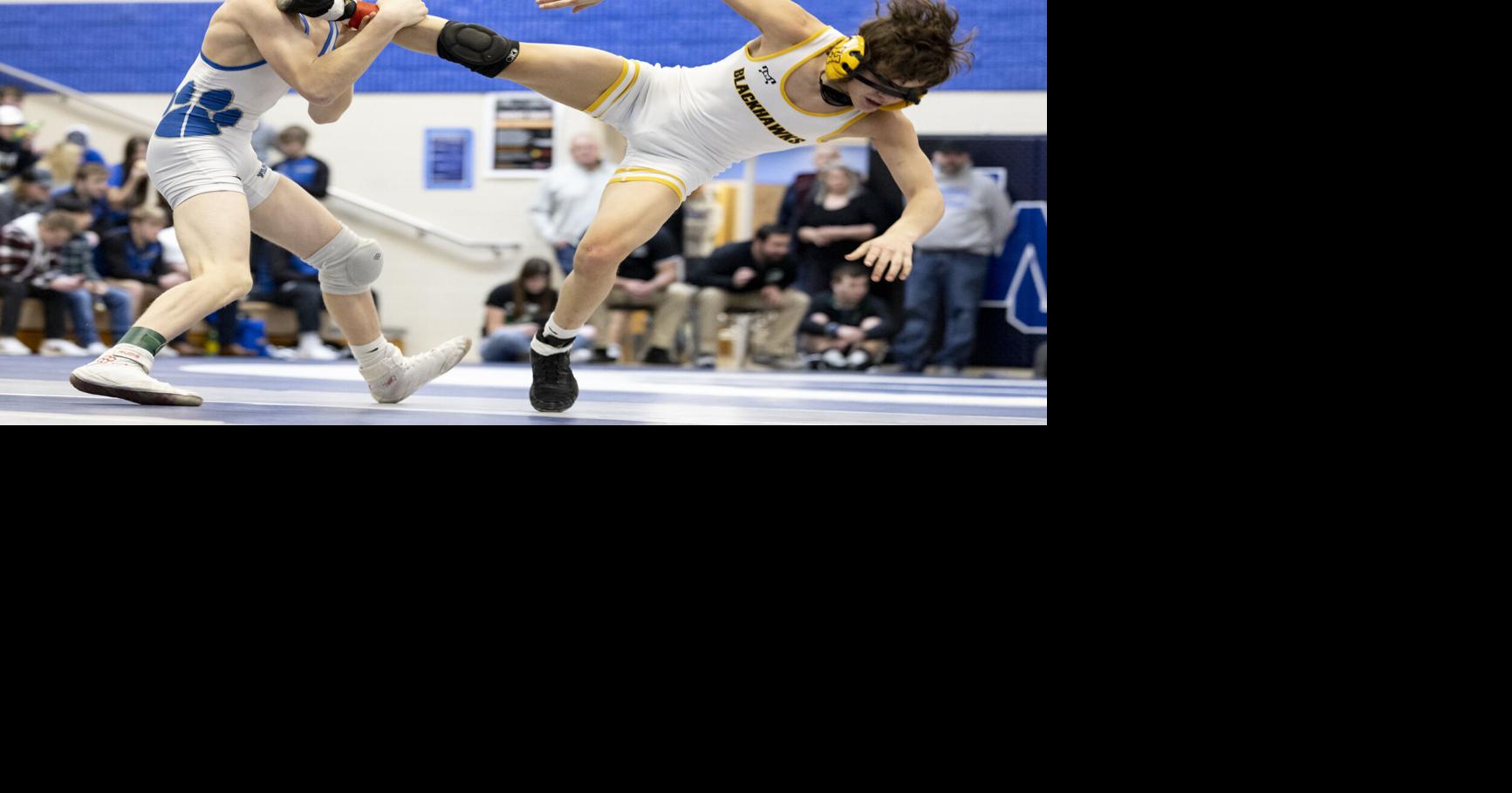 Hinton beats Woodbury Central to earn spot in Class 1A state wrestling