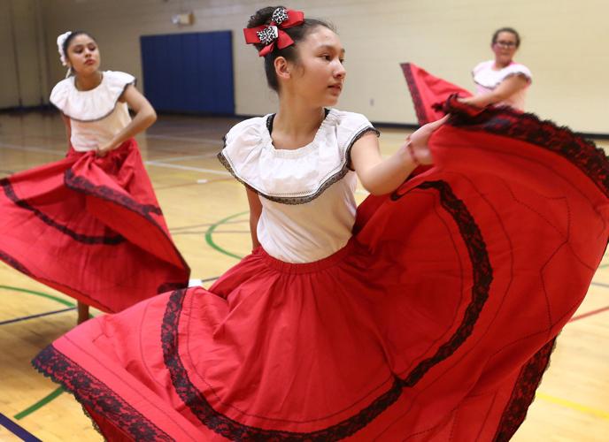 La Perla Taparia dancers