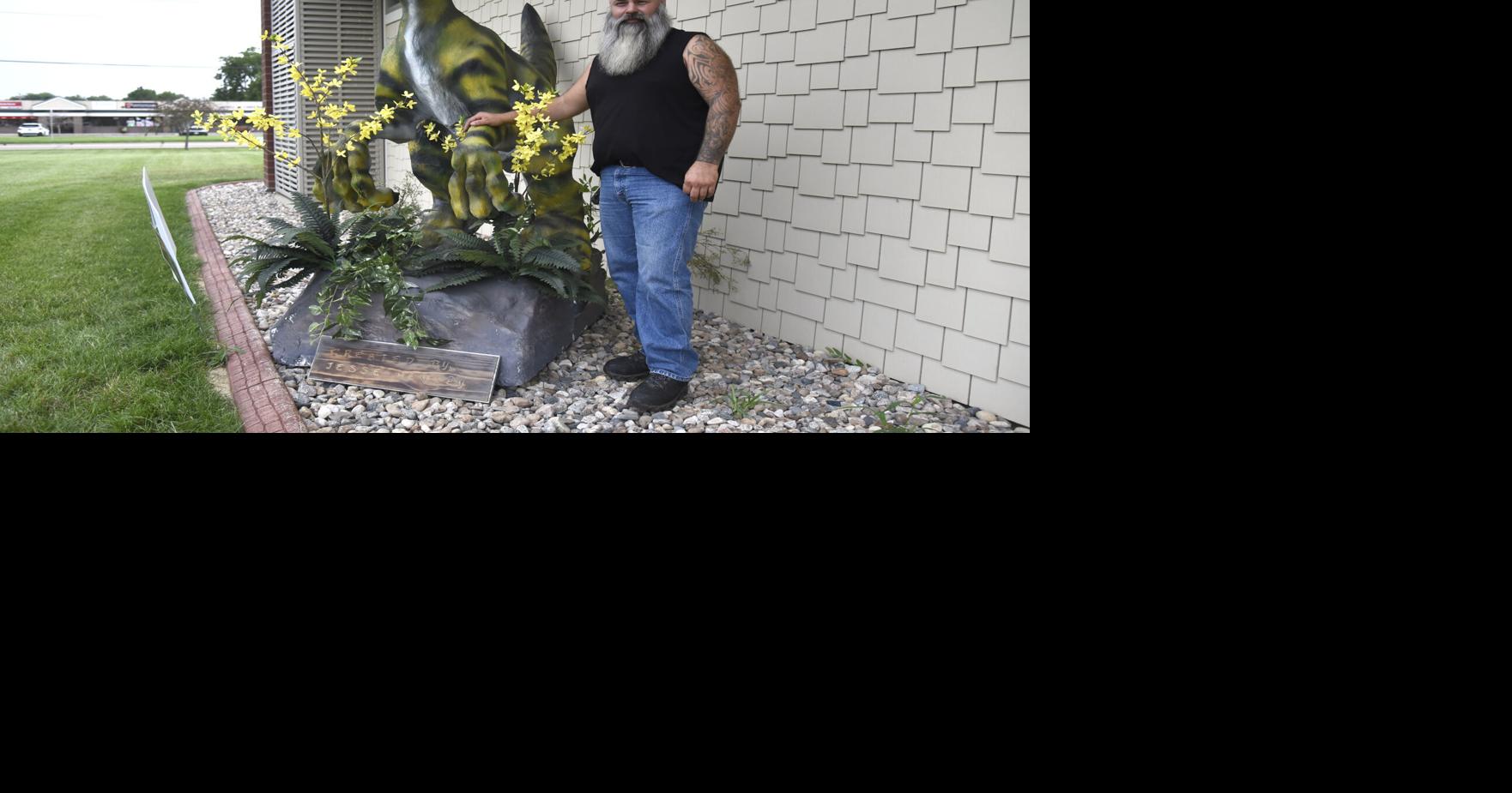 North Sioux artist donates dinosaur sculpture to community library