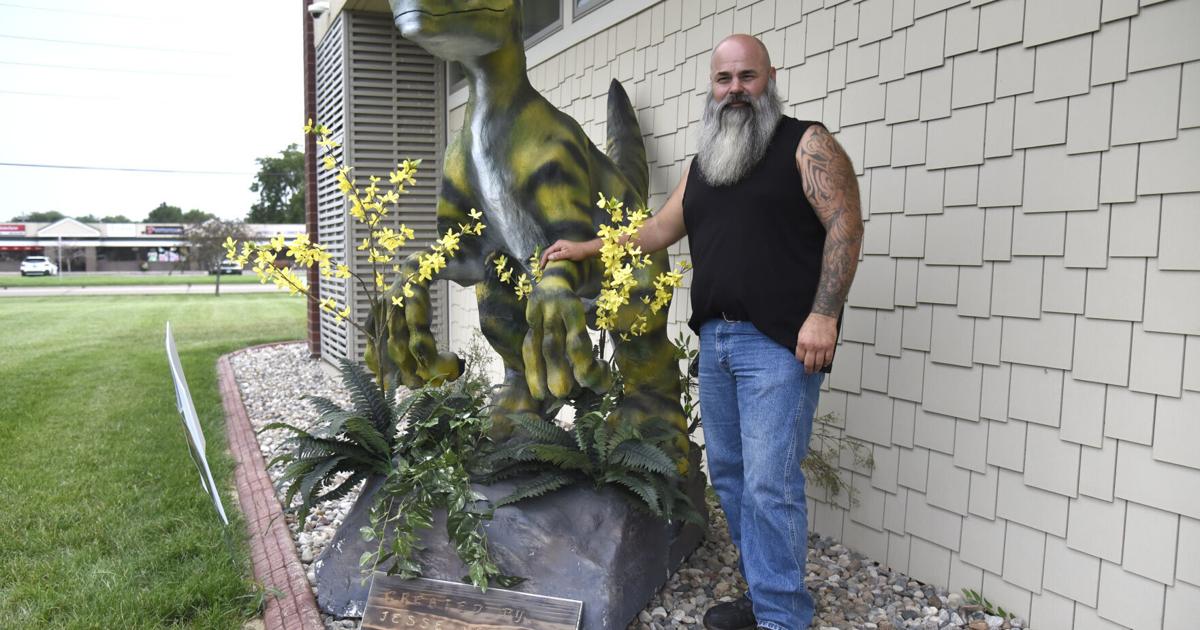 North Sioux artist donates dinosaur sculpture to community library