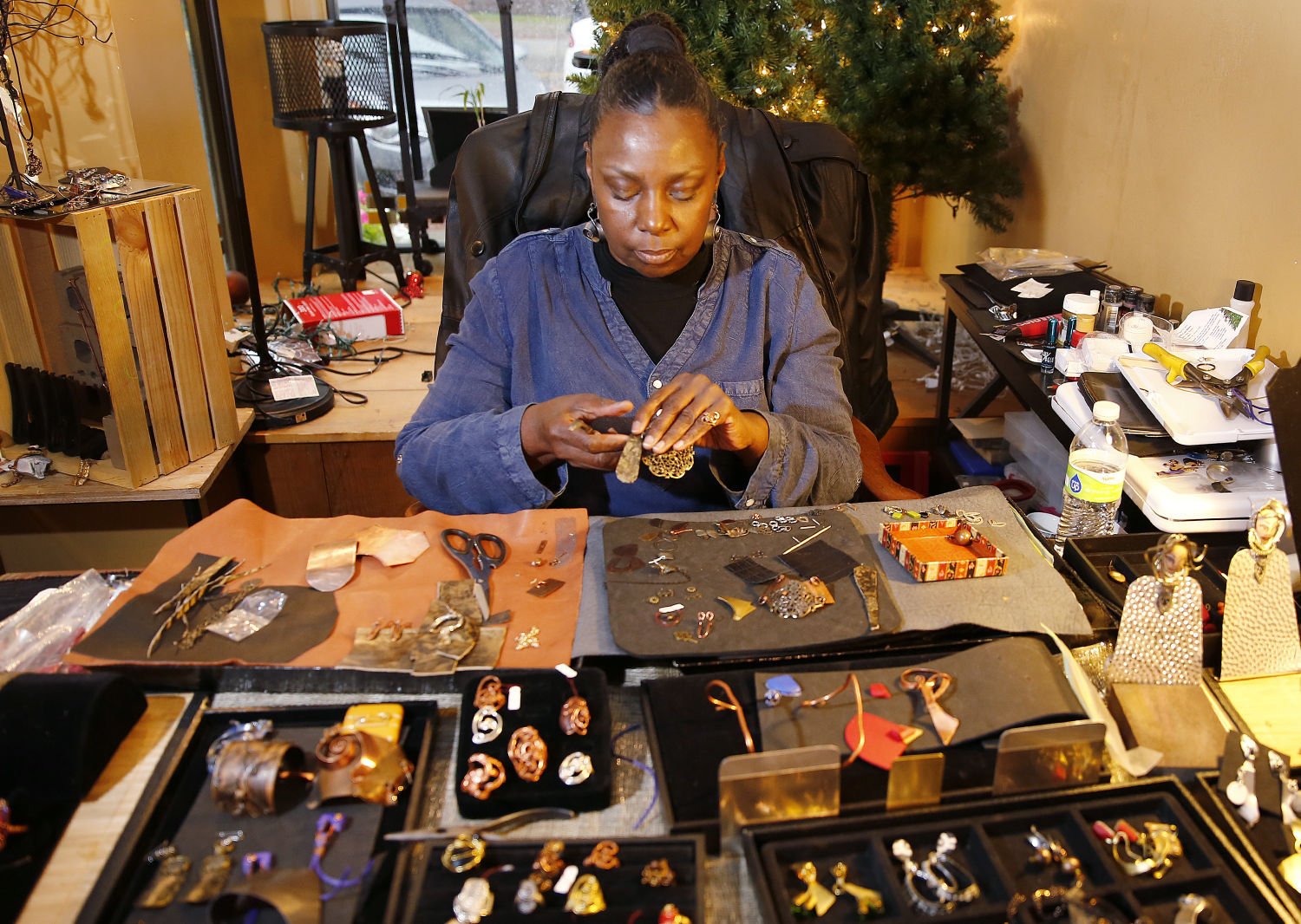 Sioux City jewelry maker with a jar of honey tastes the sweetness