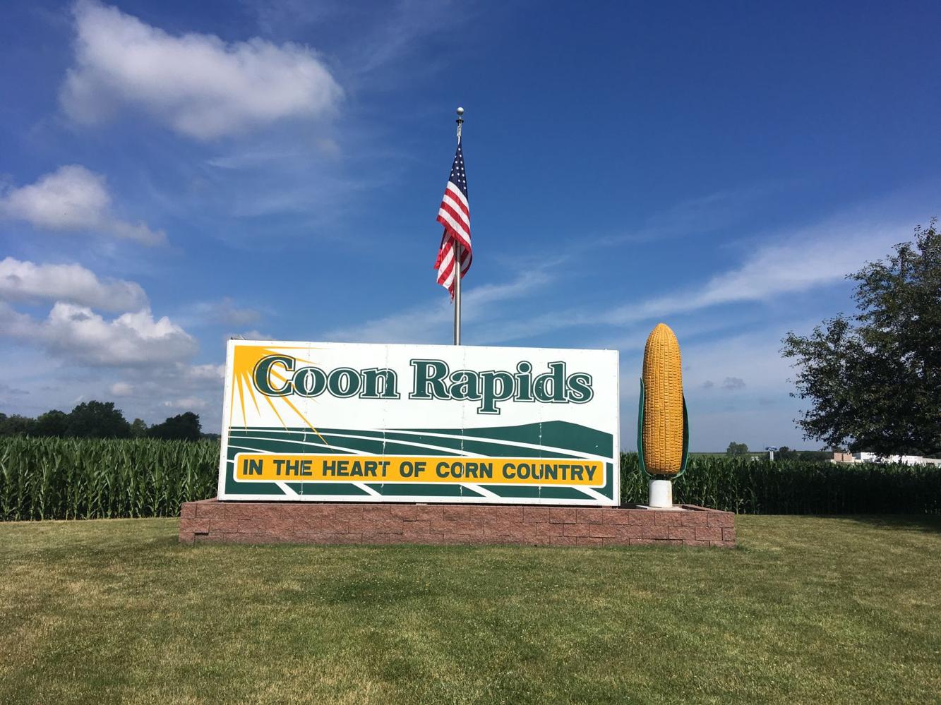 Iowa Local Sign Sioux City native collects images of Iowa town signs