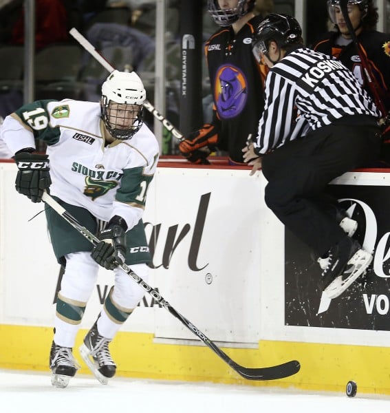 Musketeers hockey vs Youngstown Phantoms