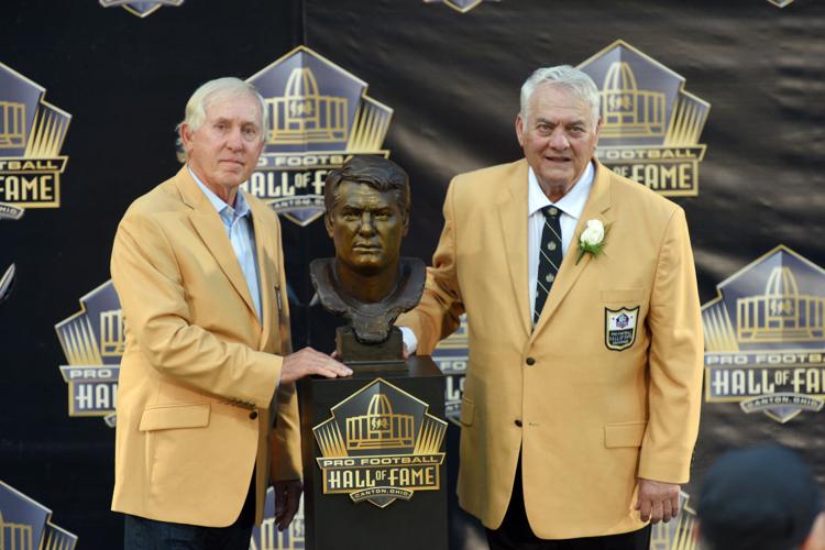 Sioux City families see Tingelhoff inducted into NFL Hall of Fame