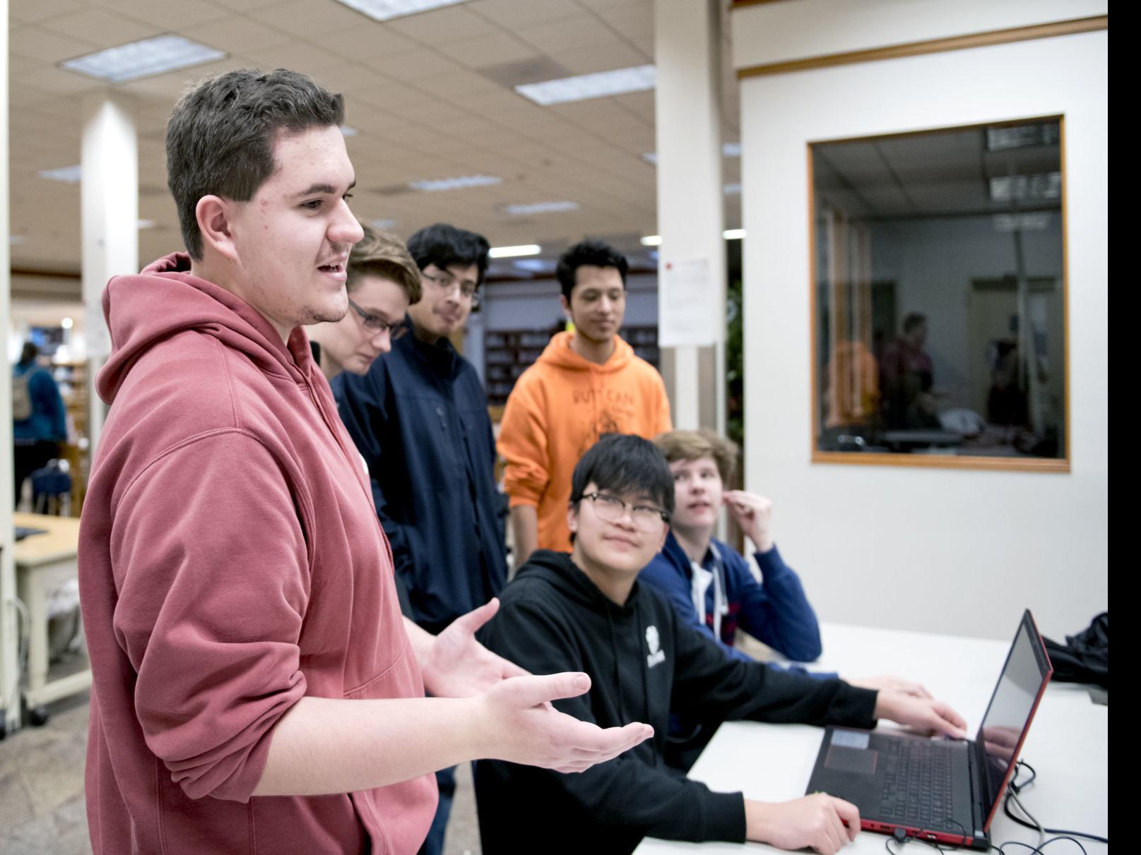 Fortnite Tournament Sioux City Sioux City E Sports Team Brings Out The Competitiveness Of Gamers Weekender Community Siouxcityjournal Com