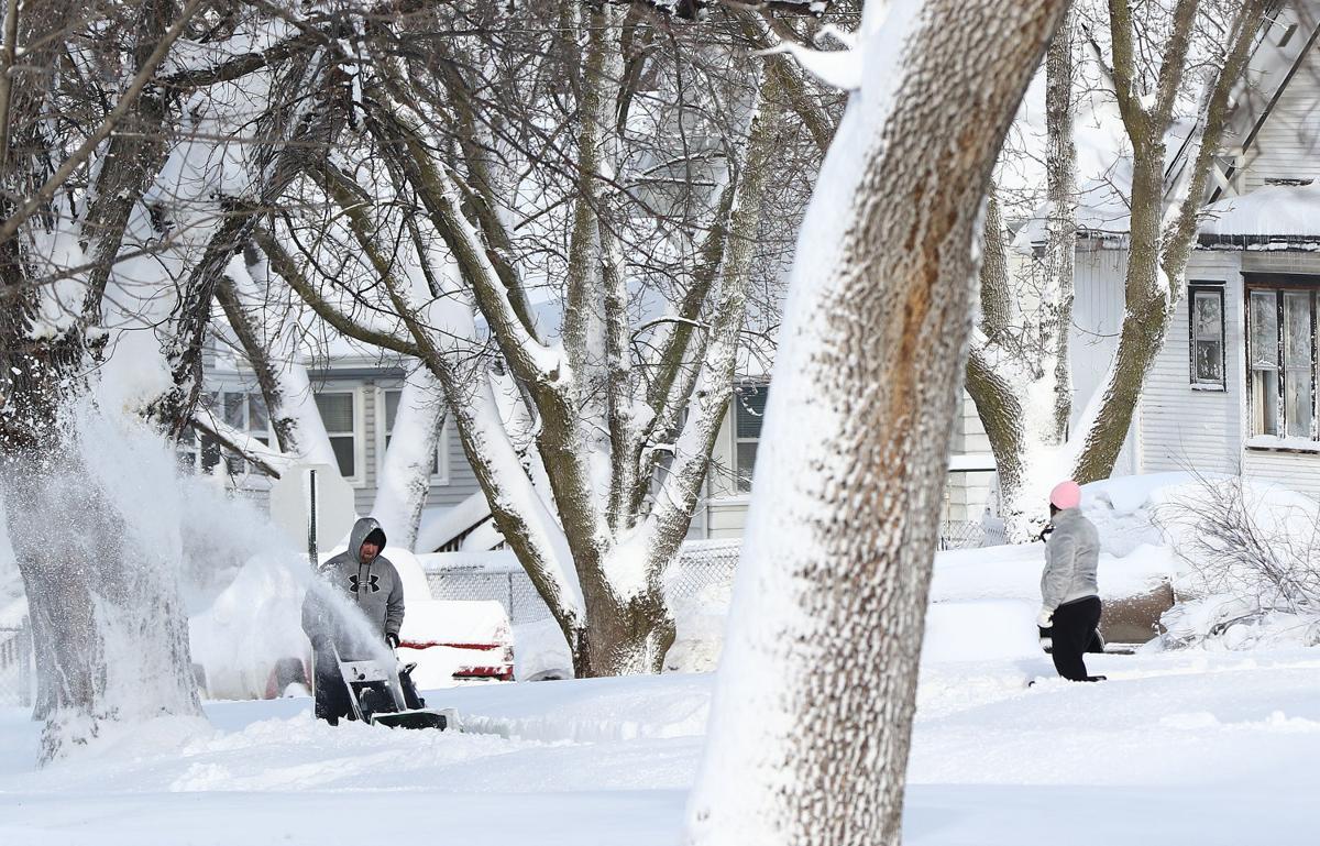 Blizzard dumps 14" on Sioux City, blocks stretches of Interstate 29