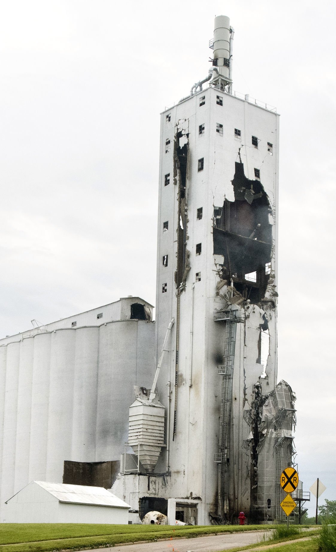 23 homes near grain elevator remain in evacuation zone | Local news ...