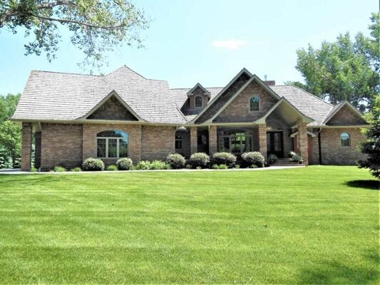 4 Bedroom Home in Dakota Dunes - $825,000