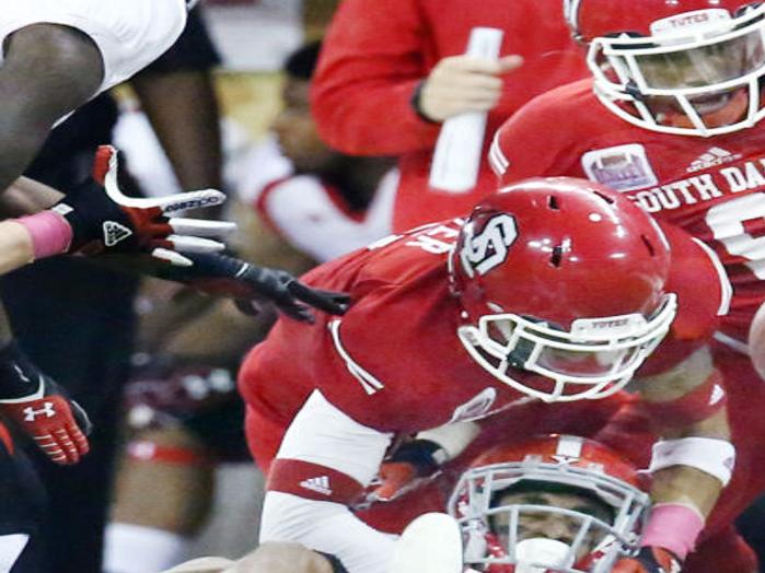 Late Score Lifts No 10 Youngstown State Past Coyotes Usd