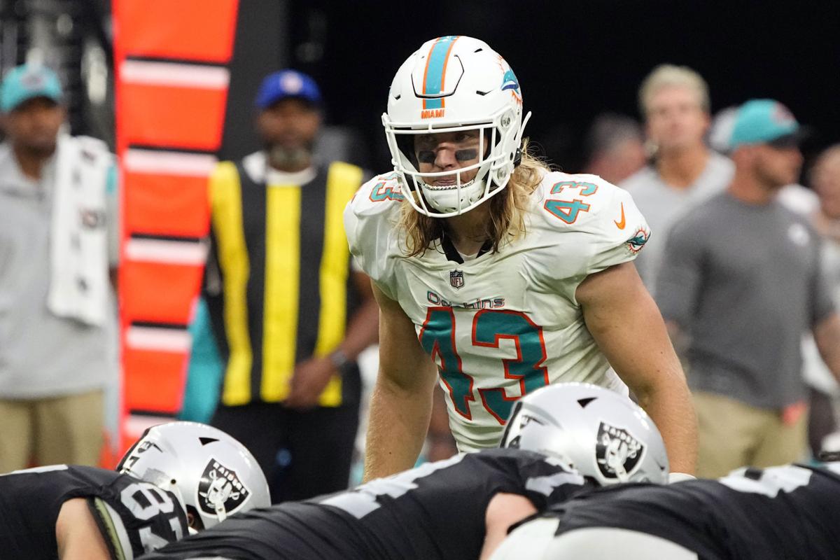 Miami Dolphins inside linebacker Andrew Van Ginkel (43) defends