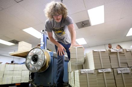 Volunteers hope free book spreads good deeds in Sioux City - Vimarsana News