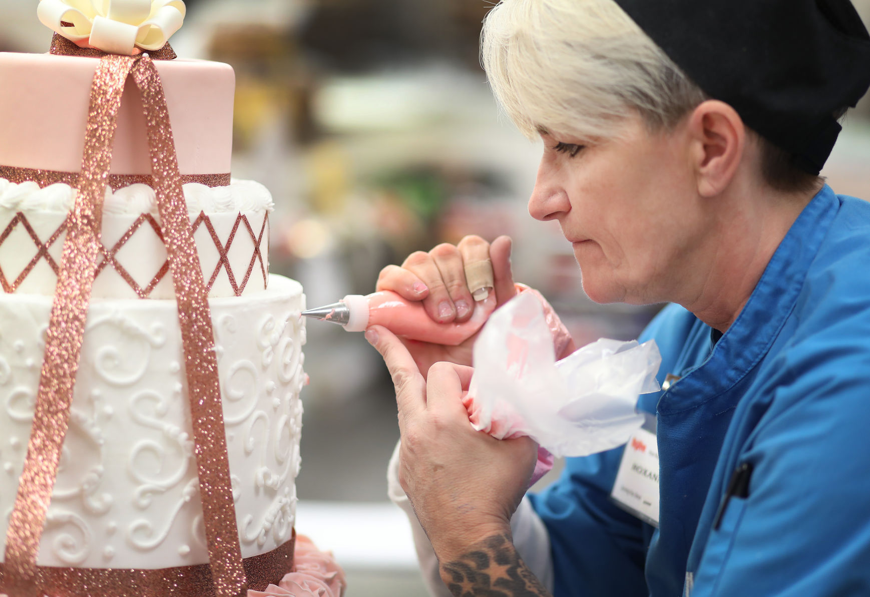 Sugar Arts Designer Cake Decorator Pushes Her Confectionery Skills   595a9ce6340fc.image 