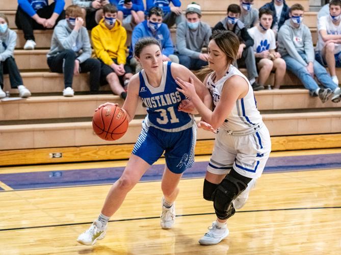 Carter Sievers hits buzzer beats as NewellFonda beats Woodbury Central