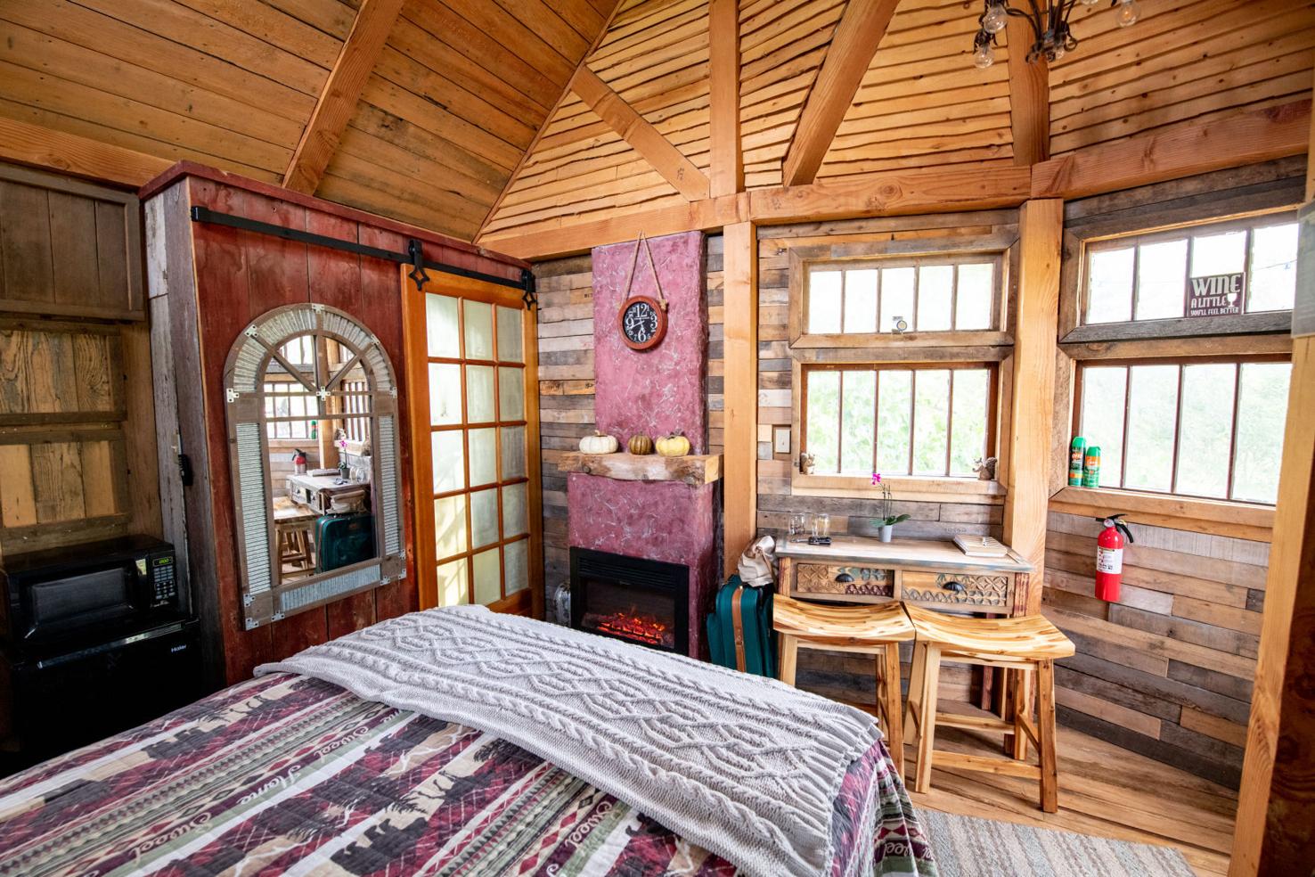 PHOTOS Inside the Kottage Knechtion Treehouse bed and breakfast