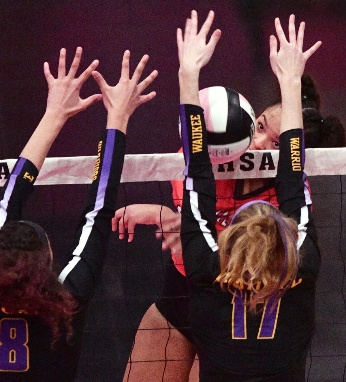 Cedar Falls vs Waukee state volleyball
