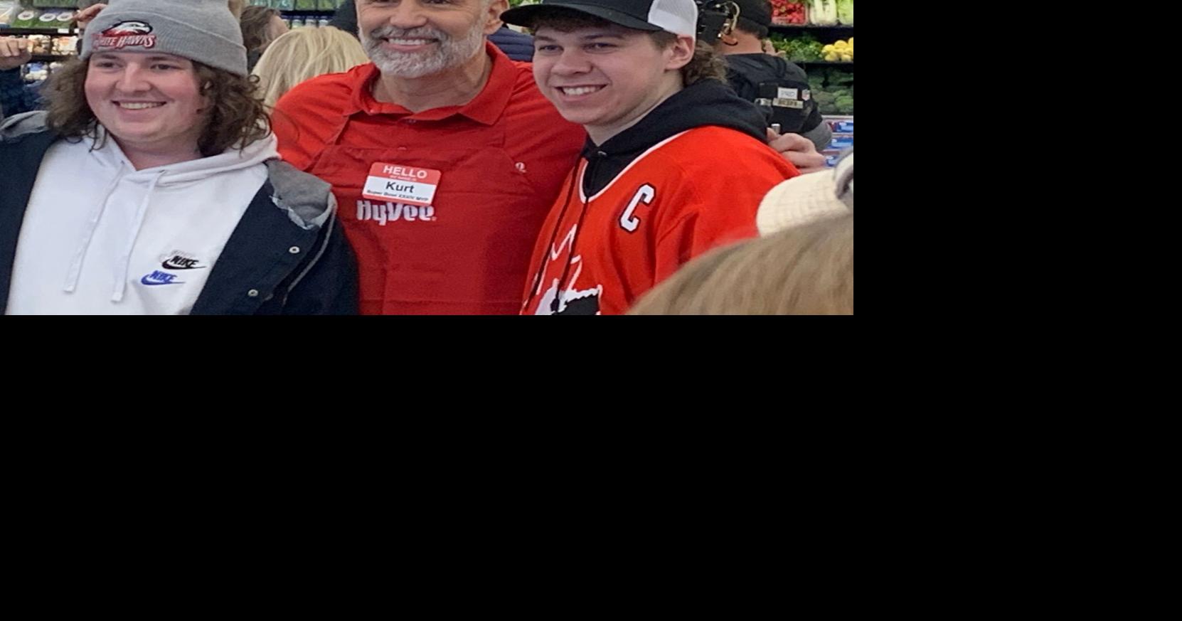 Peyton Manning and Kurt Warner make appearance at Cedar Falls Hy-Vee for  documentary filming