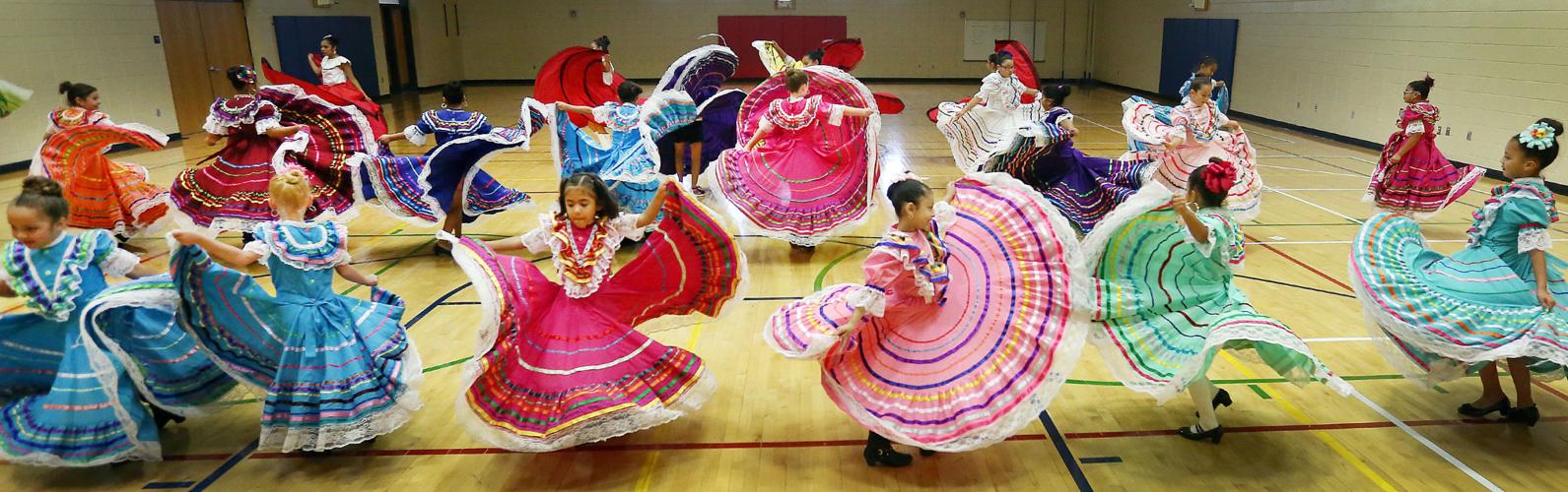 La Perla Taparia dancers