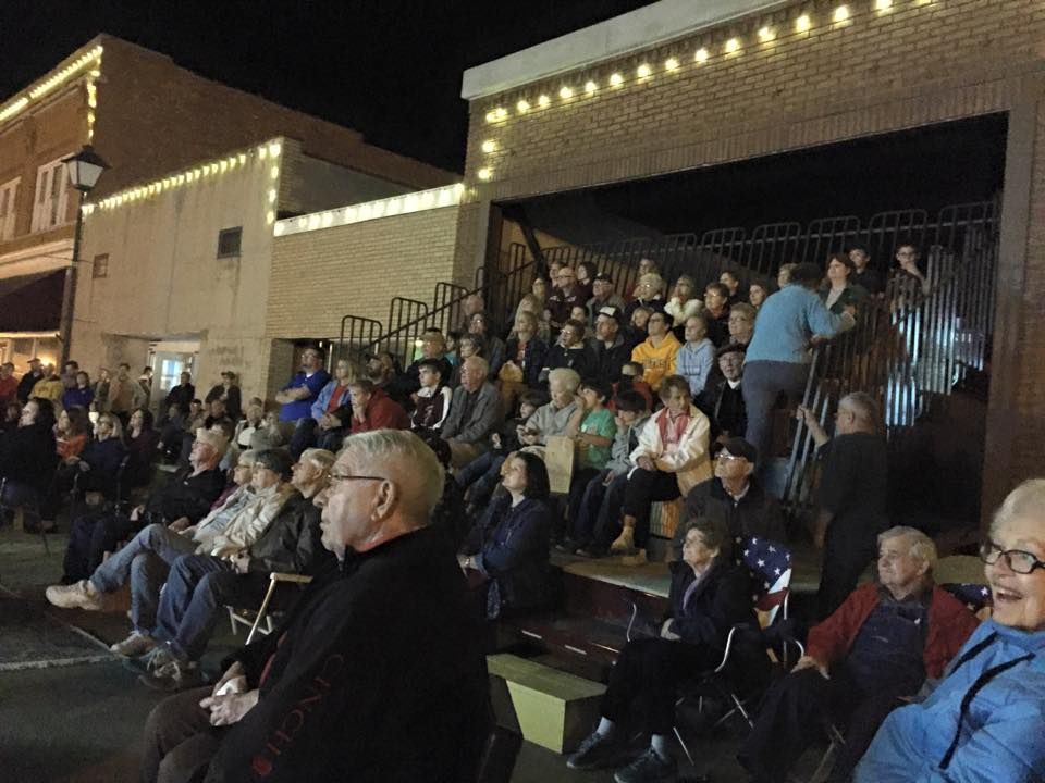 Lyons, Neb., turns storefront into outdoor theater Local news