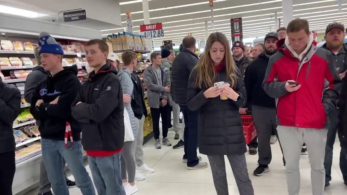 Crowd gathers inside Cedar Falls Hy-Vee as Peyton Manning, Kurt