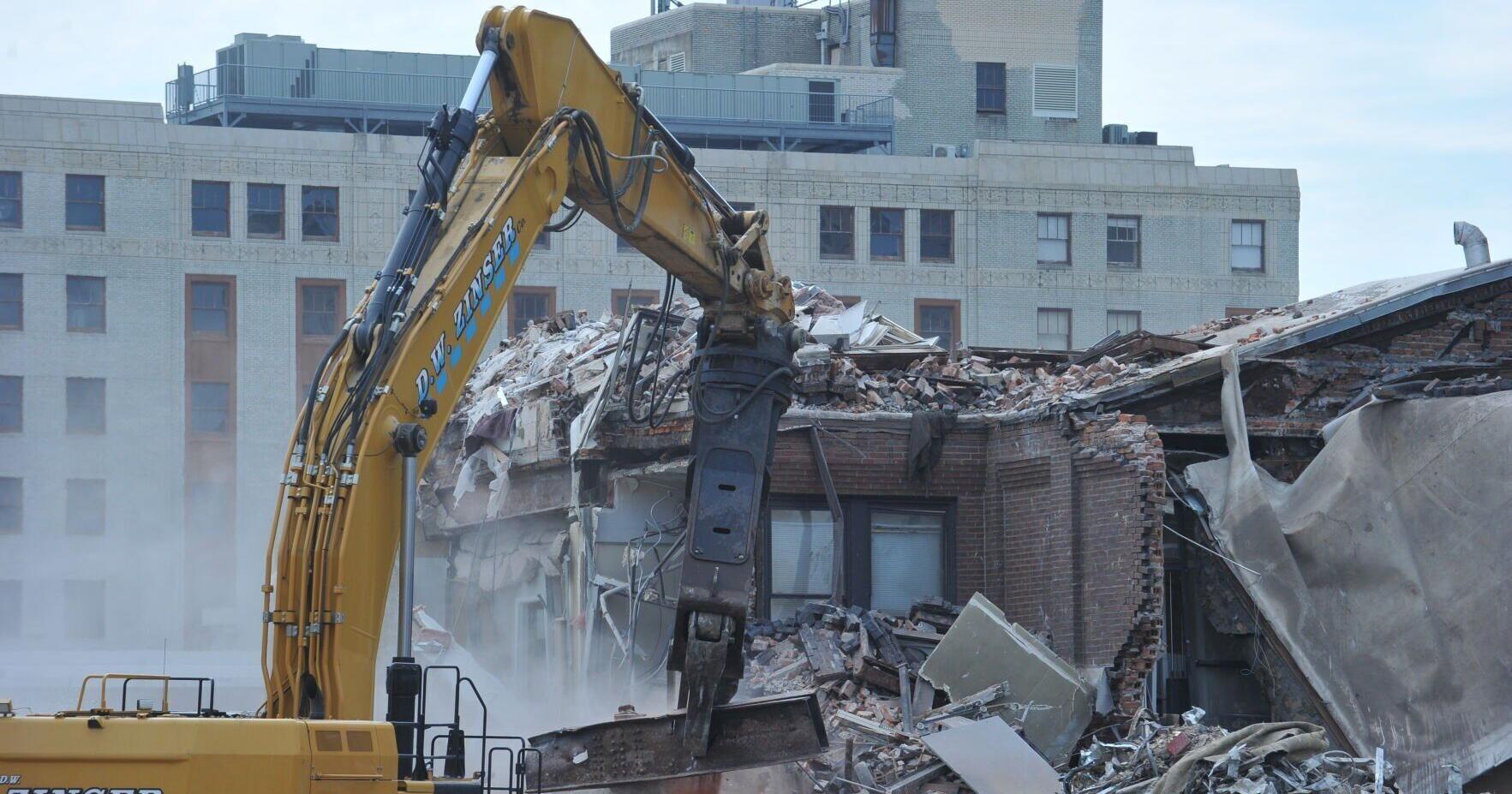 Rubble from fallen Iowa apartment building contains electronics, asbestos - Vimarsana News