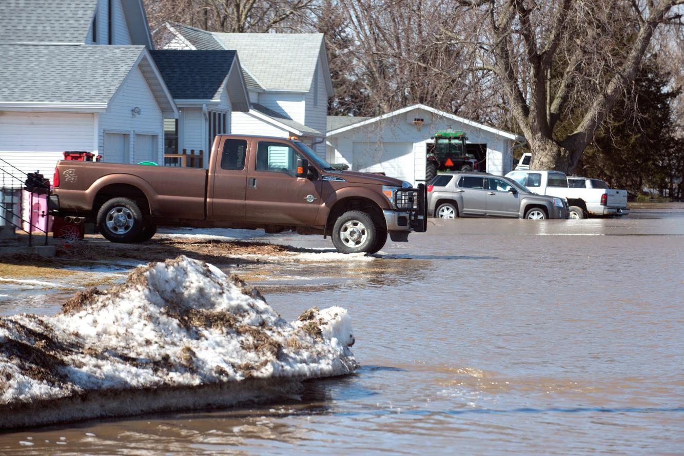 Dakota Dunes residents prepare to evacuate as the Missouri River rises