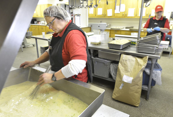 Band of cooks prepares feast Christmas for inmates