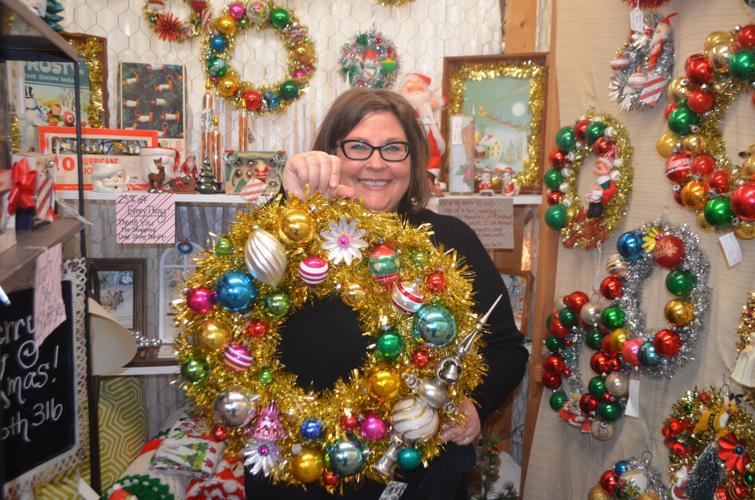 Sioux City Christmas decor expert sets up shop with her best materials
