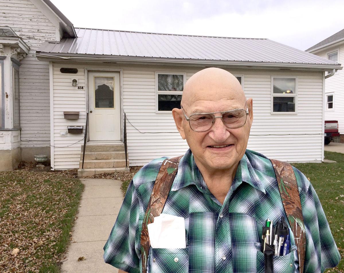 Gallagher Cherokee S No 1 Fan Thankful For New Roof Over His Head Columnists Tim Gallagher Siouxcityjournal Com
