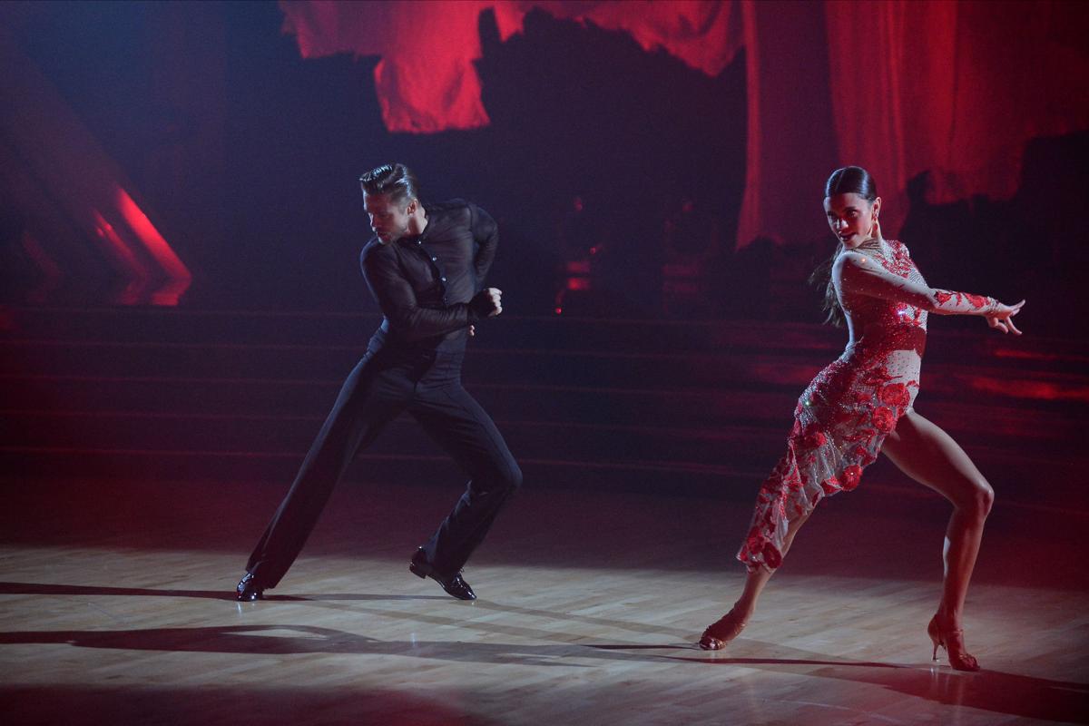 Derek Hough steals a lackluster 'Dancing with the Stars ...