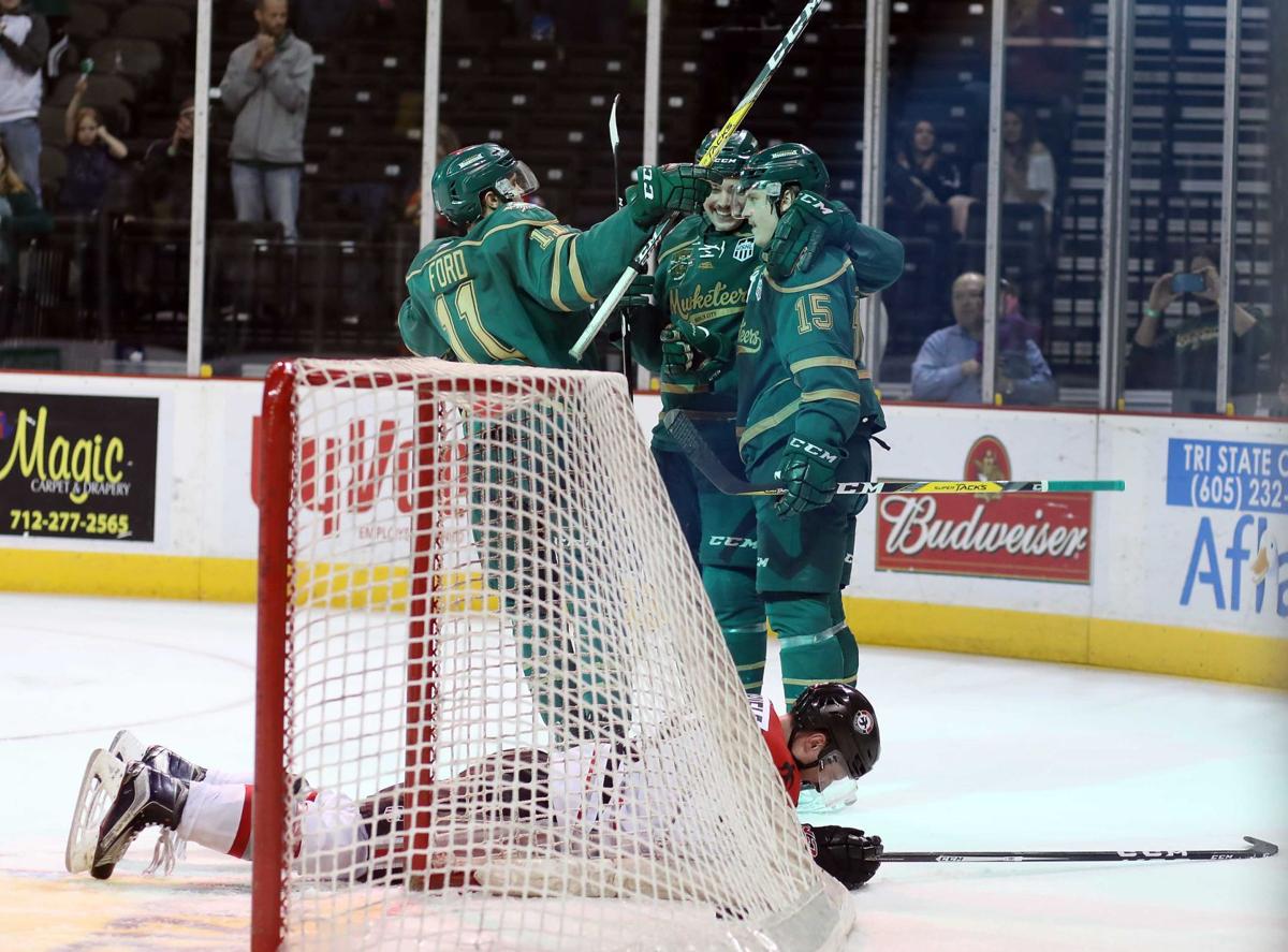 Photos Waterloo Black Hawks at Sioux City Musketeers hockey