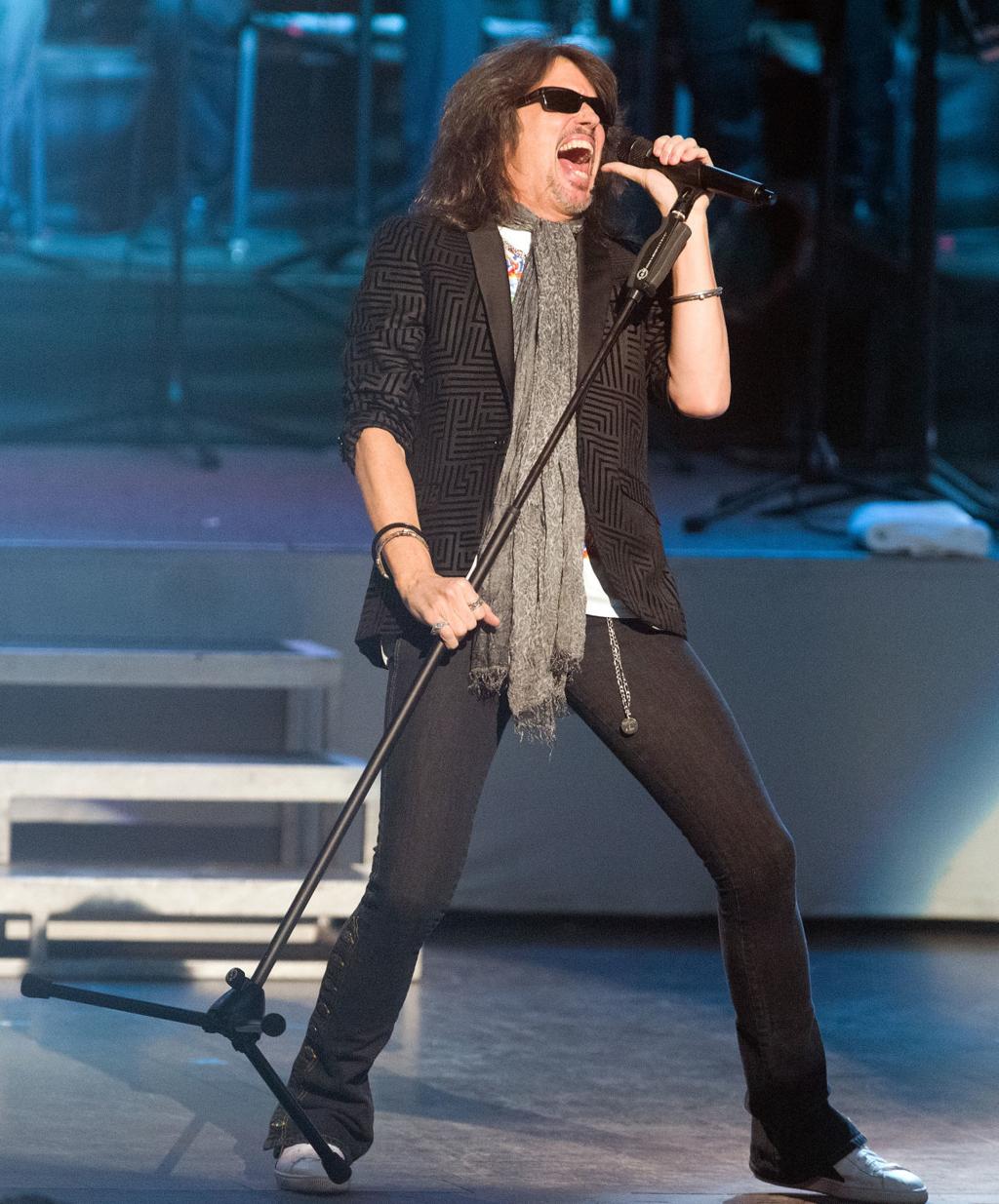 Review Kelly Hansen Leads Foreigner With Fan S Respect Music Siouxcityjournal Com