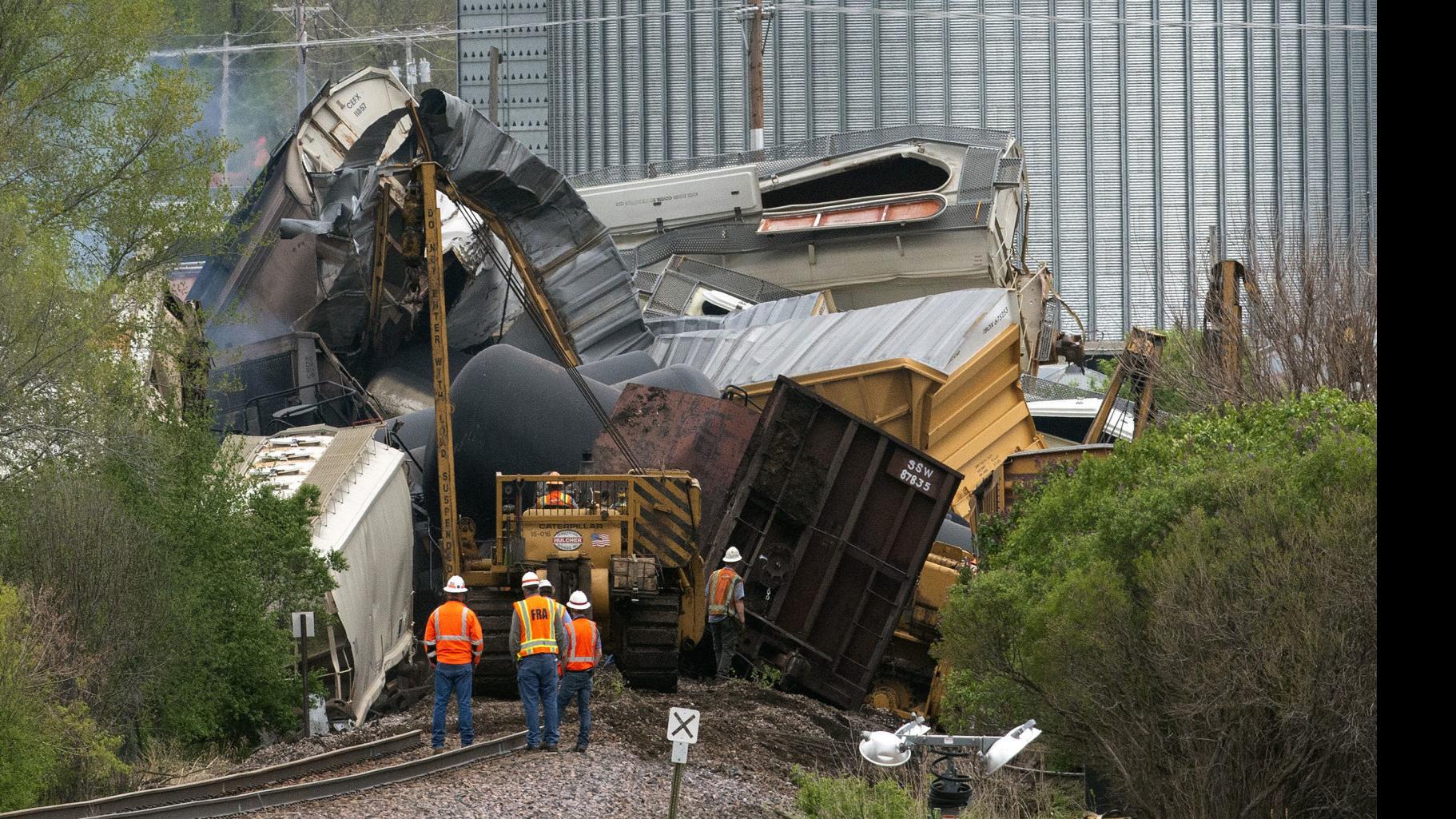 Watch Now Union Pacific Says Derailed Cars Were Carrying Hydrochloric Acid Potassium Hydroxide Local News Siouxcityjournal Com