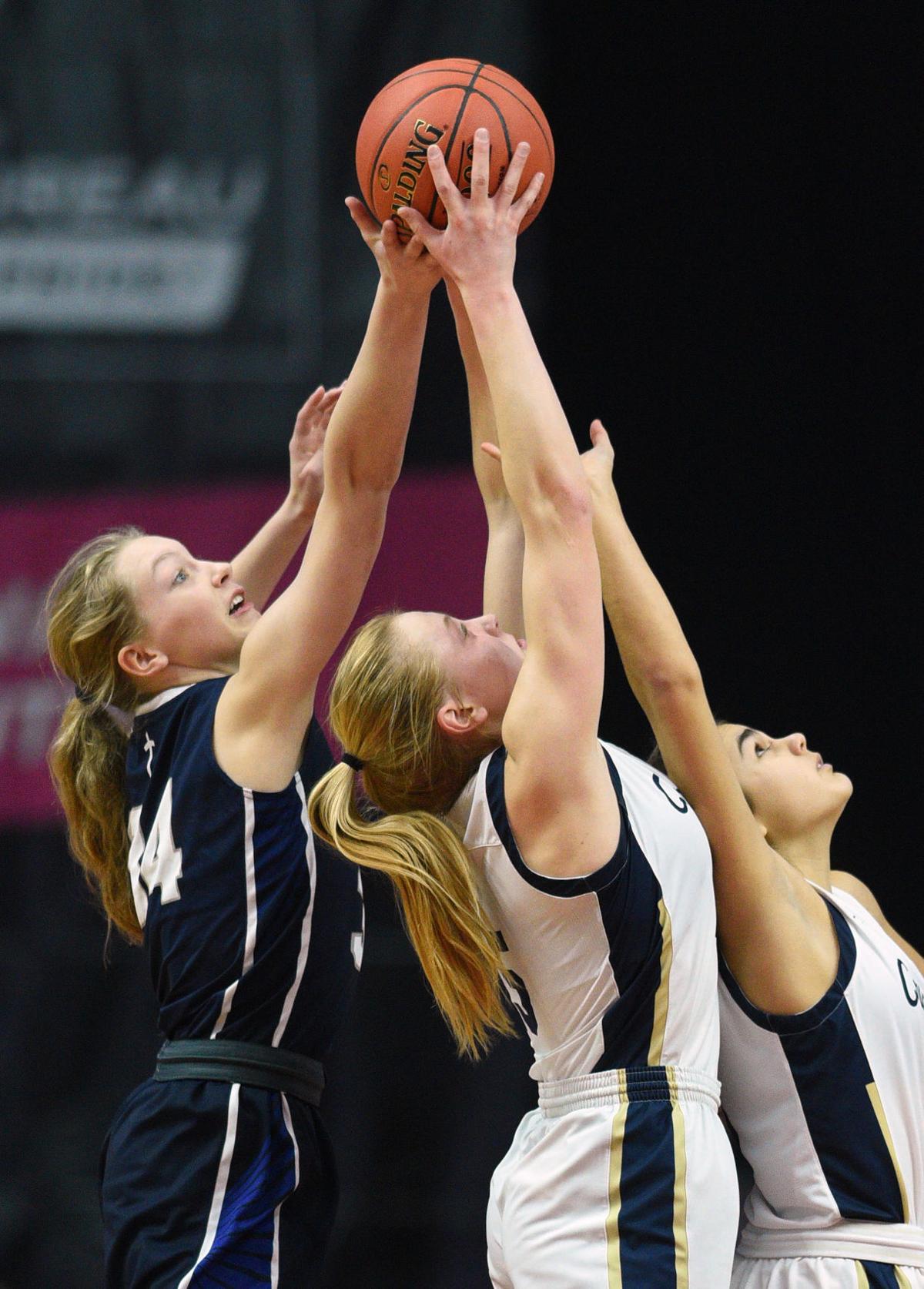 Gehlen Catholic Goes Toe To Toe With No 2 Marquette Catholic In