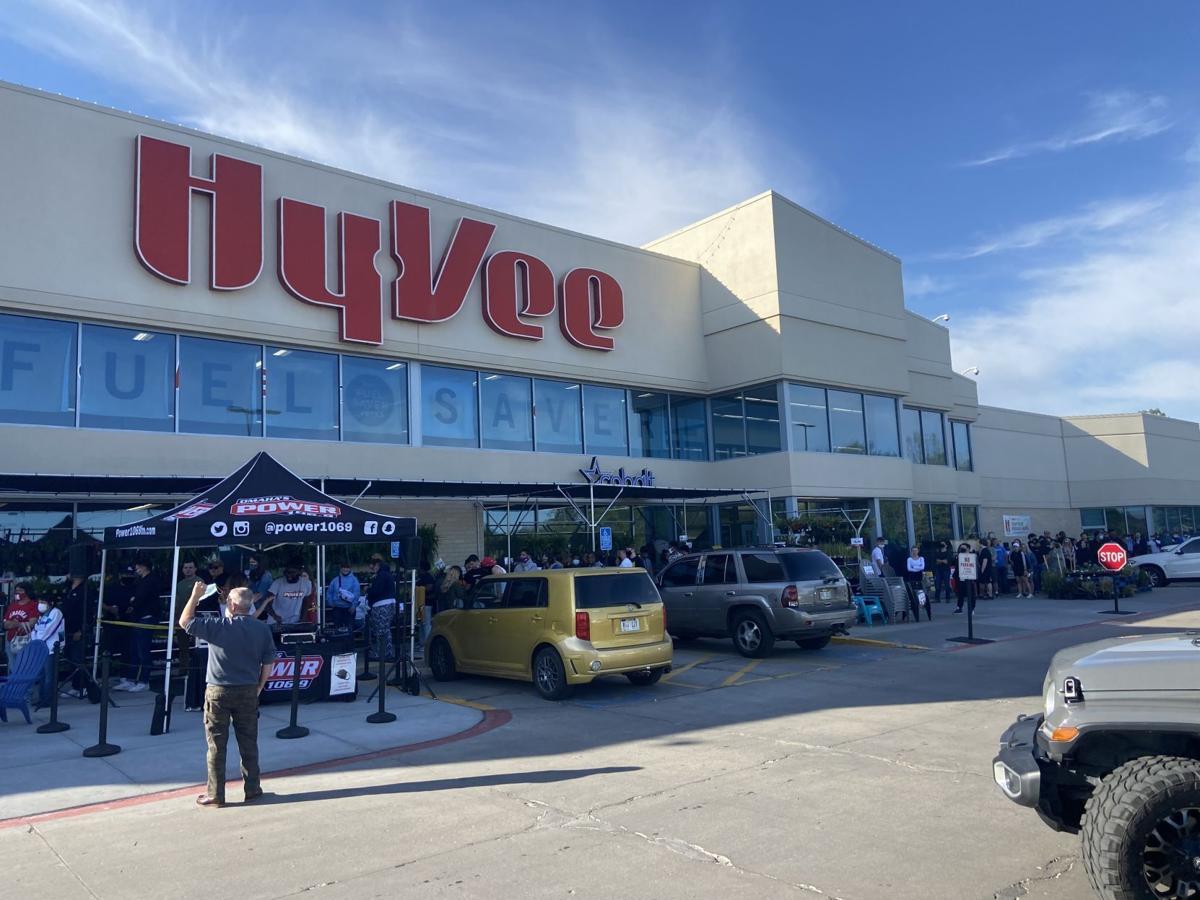Hundreds Wait In Line For Hours At Omaha Hy Vee To See Rapper 50 Cent Music Siouxcityjournal Com